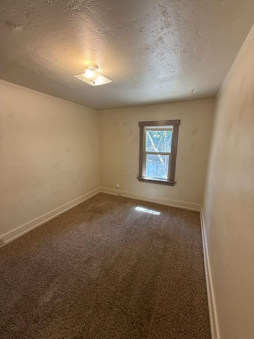 Vintage 1-Bedroom Duplex with Large Fenced Yard 3 miles from OIT and Sky Lakes Medical Center – photo 5