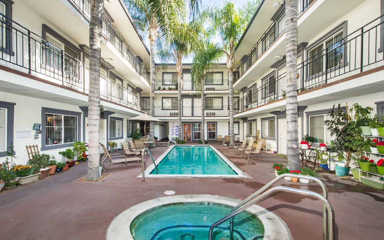 Tarzana Courtyard – photo 3