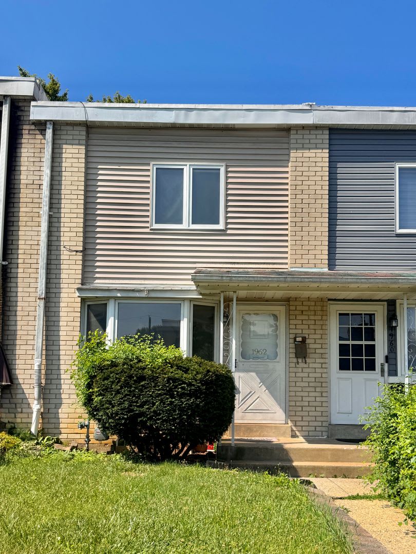 SUPER CLEAN THREE BEDROOM TOWNHOME – photo 1
