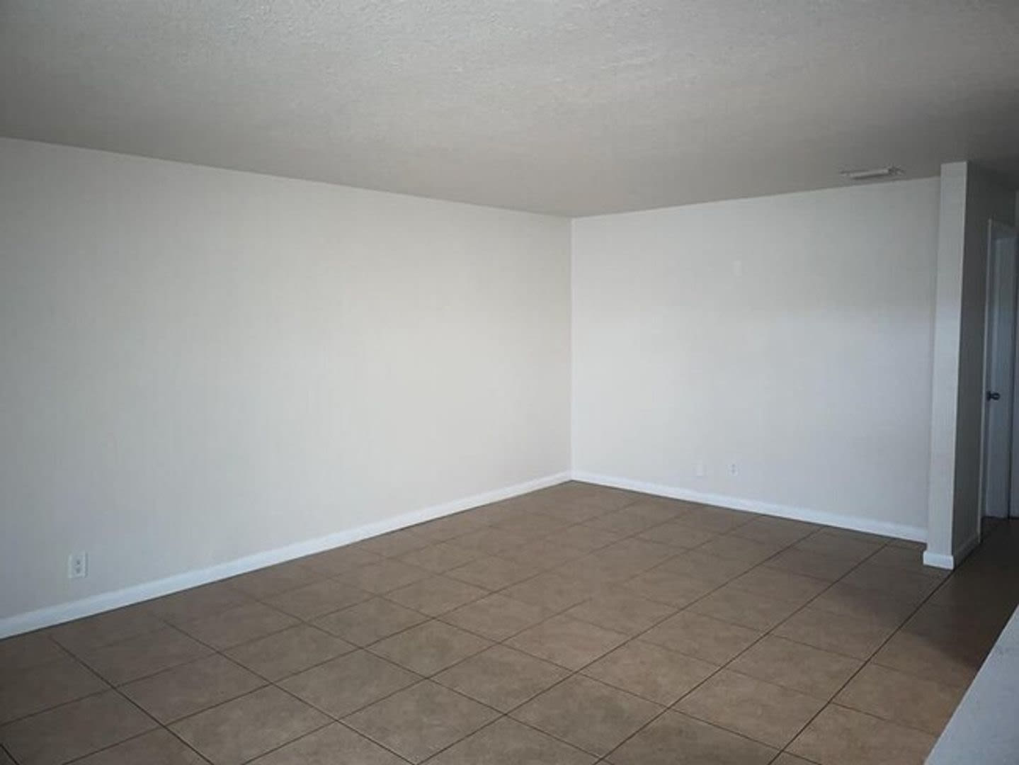 LARGE NEWLY RENOVATED 2 BEDROOM APARTMENTS Application fee is waived during move in – photo 5
