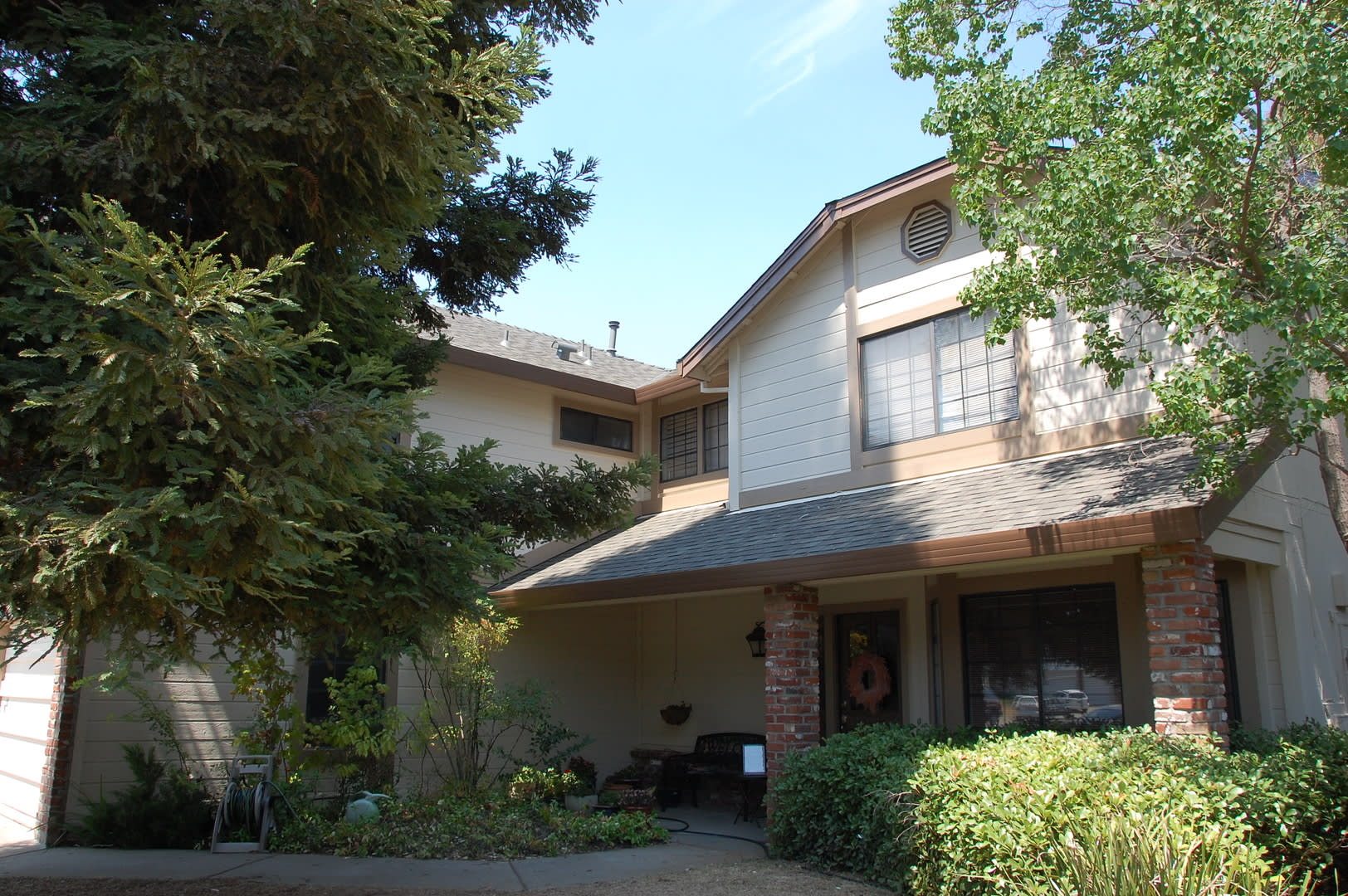Large 5 bedroom with huge bonus room plus formal living dining and family room – photo 3