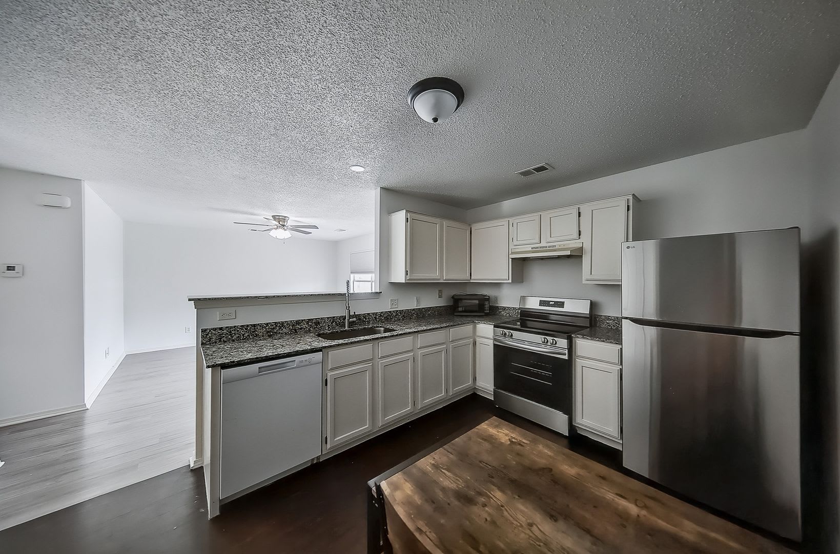 Updated 2-bedroom, 1-bathroom minutes from Bentonville Square – photo 1