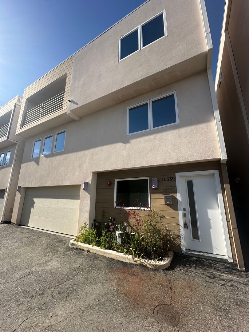 Spacious & Modern Tri-Level Townhome – photo 2