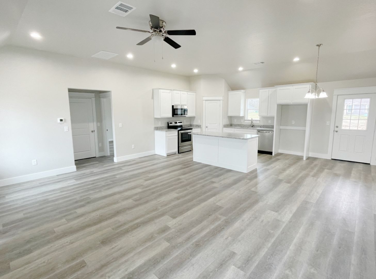 Gorgeous 3 Bedroom 2 Bath Home – photo 3