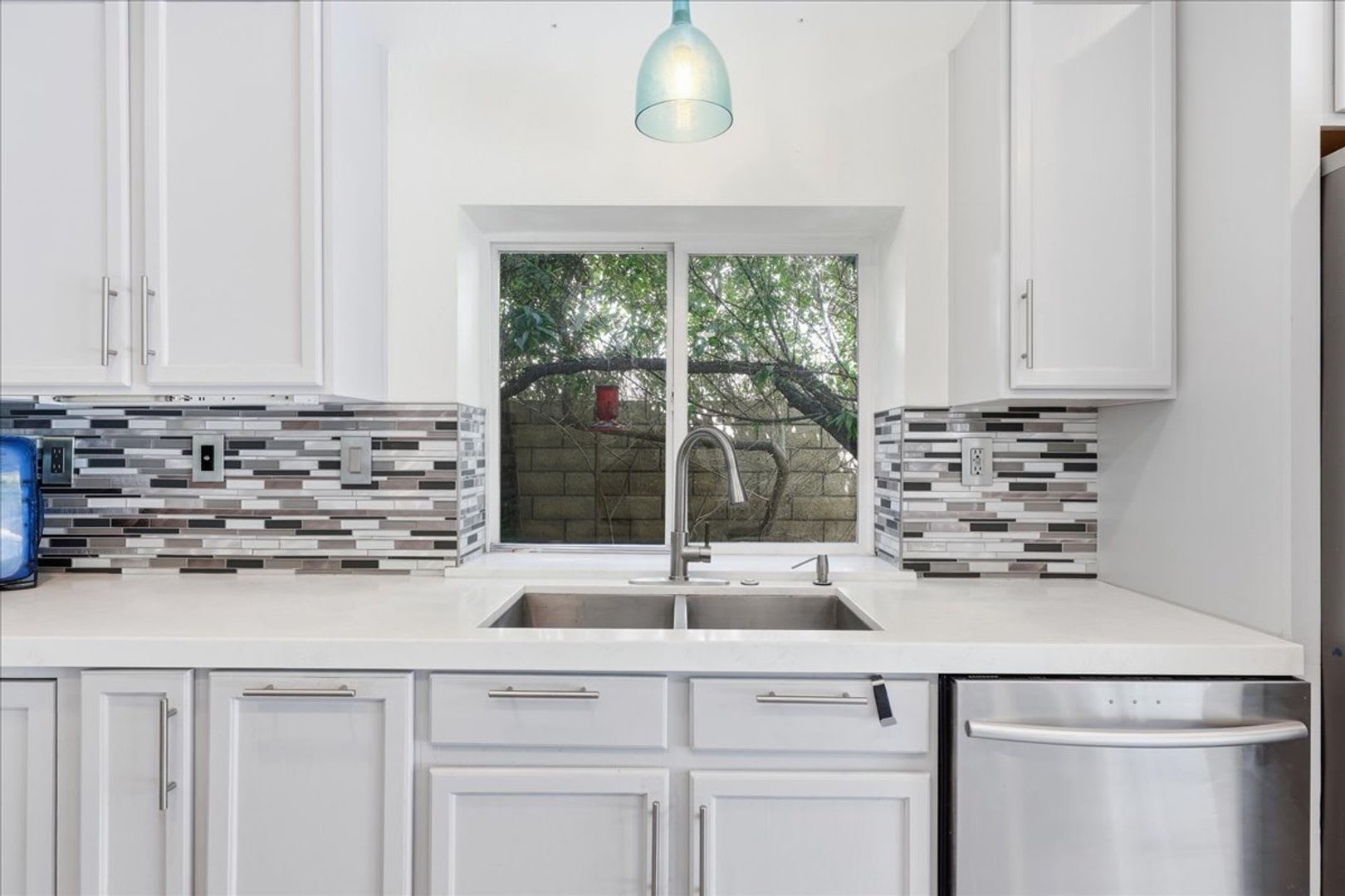 3 Bed / 2 Bath with Spa and Pool! – photo 3