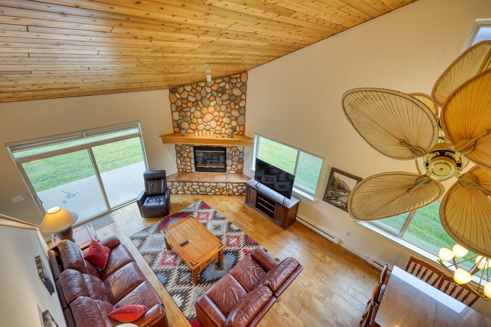 Immaculate 3 Bed 3 Bath Furnished Condo In Prime Big Sky Location – photo 2