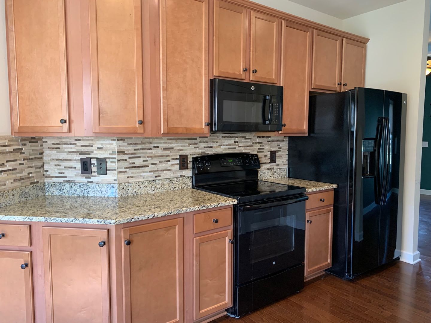 3 Bedroom 2.5 Bath Townhouse 1 Car Garage – photo 4