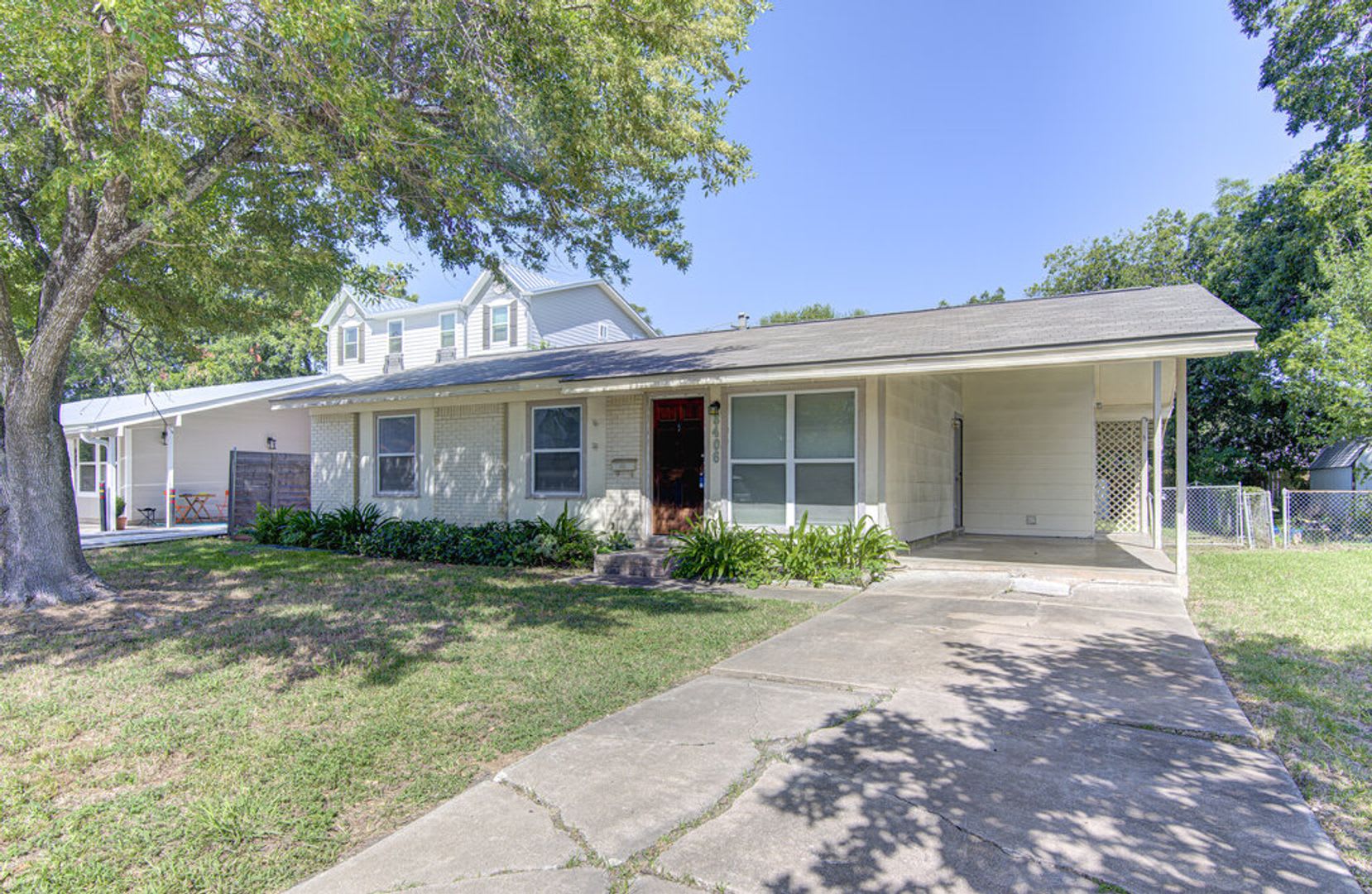 **THREE WEEKS FREE RENT!!** Charming 3-Bedroom Home with Spacious Backyard in North Austin! – photo 1