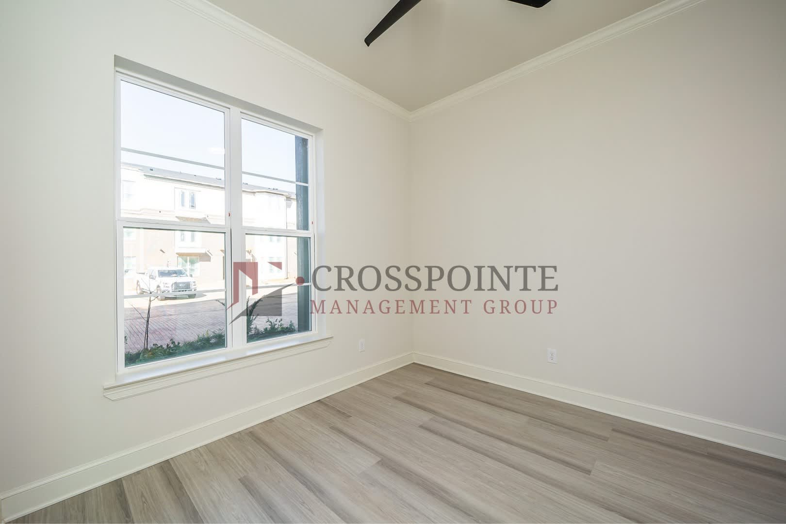 Luxury 3 bedroom, 3.5 Bath, 2 Car Garage Townhome- Fully Furnished! – photo 3