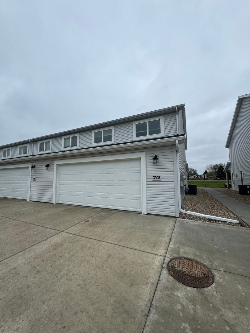 Modern Townhome in South Bismarck Now Available! – photo 2
