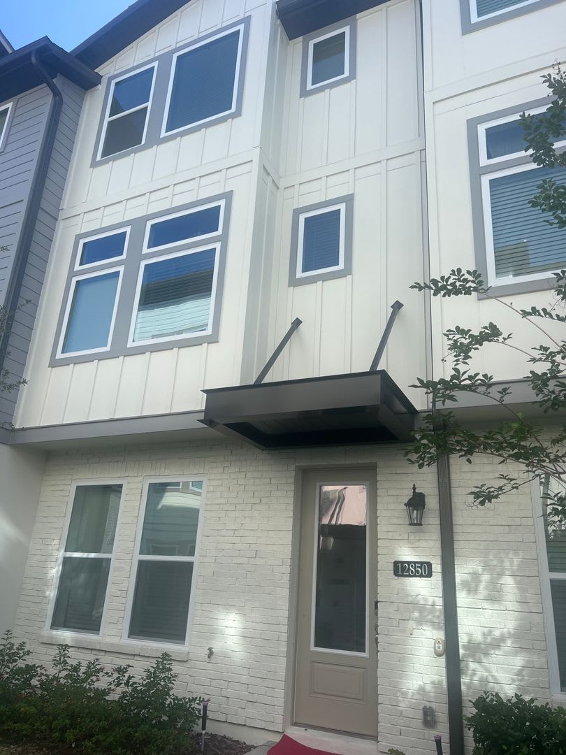 Available 8/10!! Luxury 3 story townhouse in the heart of Laureate Park – photo 2