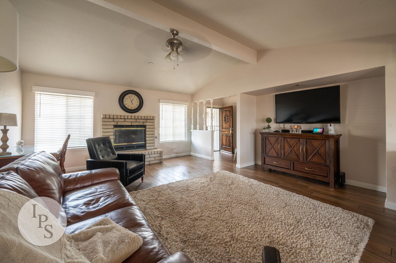 Charming Gated 2-Bed Condo with Attached 2-Car Garage & Water/Garbage Included in Prime Fresno Location – photo 2