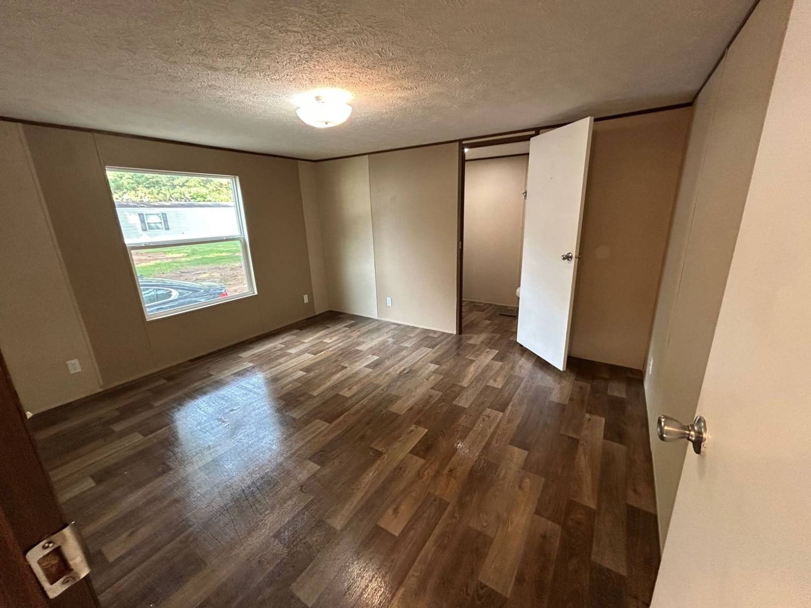 1048 Victoria St. – photo 3