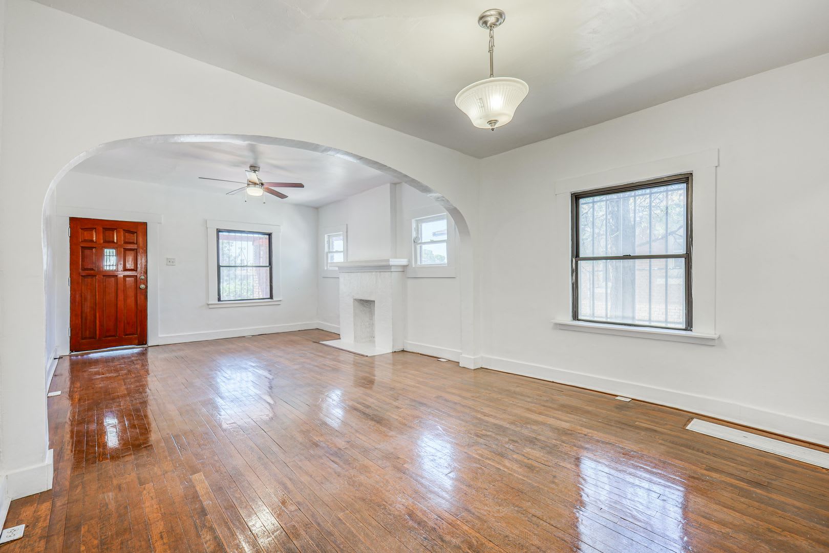 Beautiful Completely Remodeled 2 Bedrooms 1 Bathroom Plus A Versatile Office Study Or Small Third Bedroom Central Area – photo 2