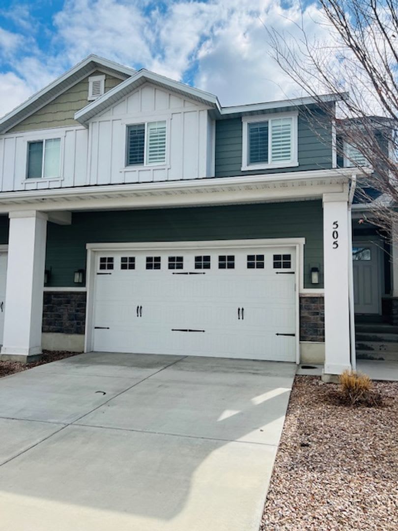 Beautiful home with central air and 2 car garage. – photo 1