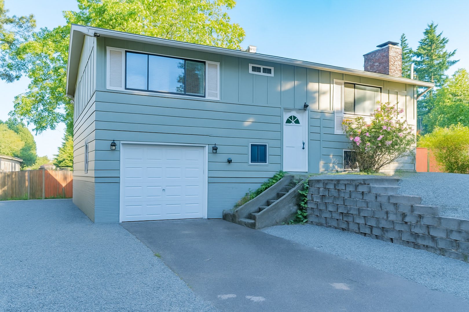 Bright Cozy Home w/ Deck & Yard Near Des Moines Marina – photo 1