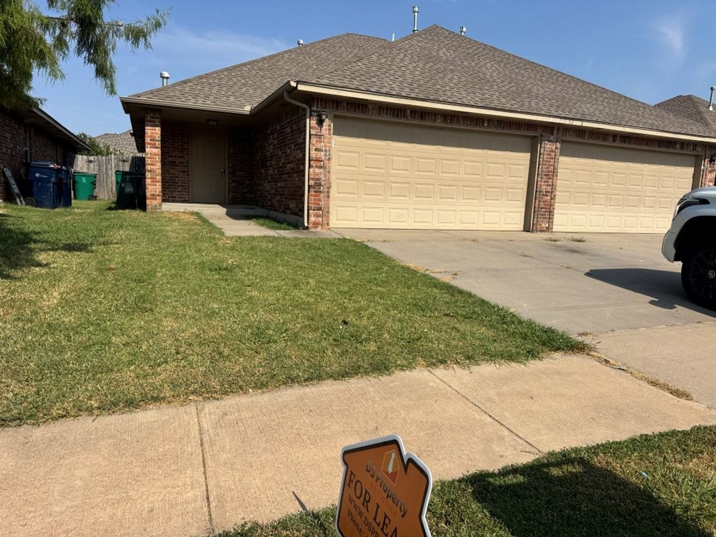 3-bedroom duplex with new carpet in the bedrooms and a 2-car garage ready for move in! – photo 2