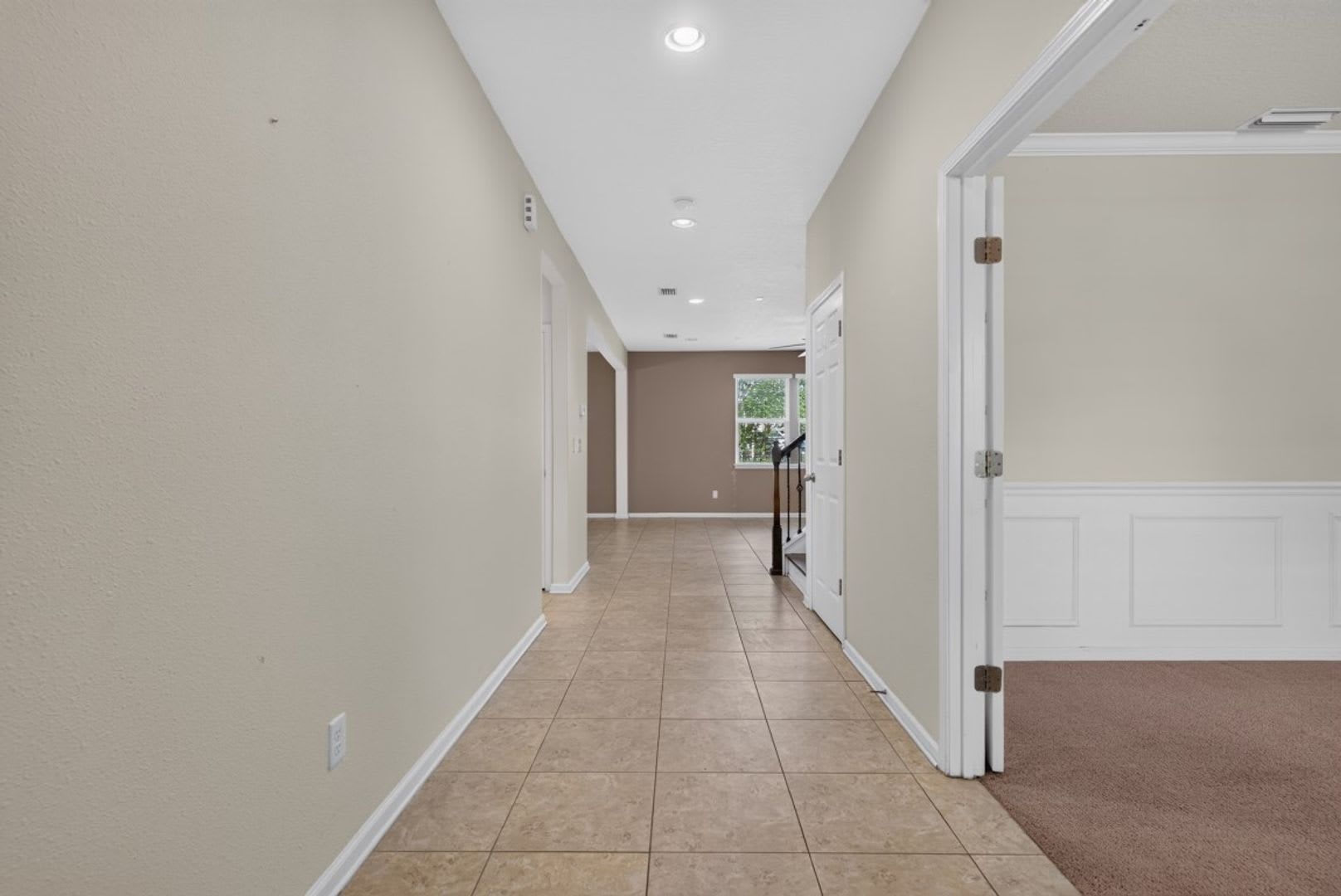 Large 4 bedroom home in Oakleaf – photo 5