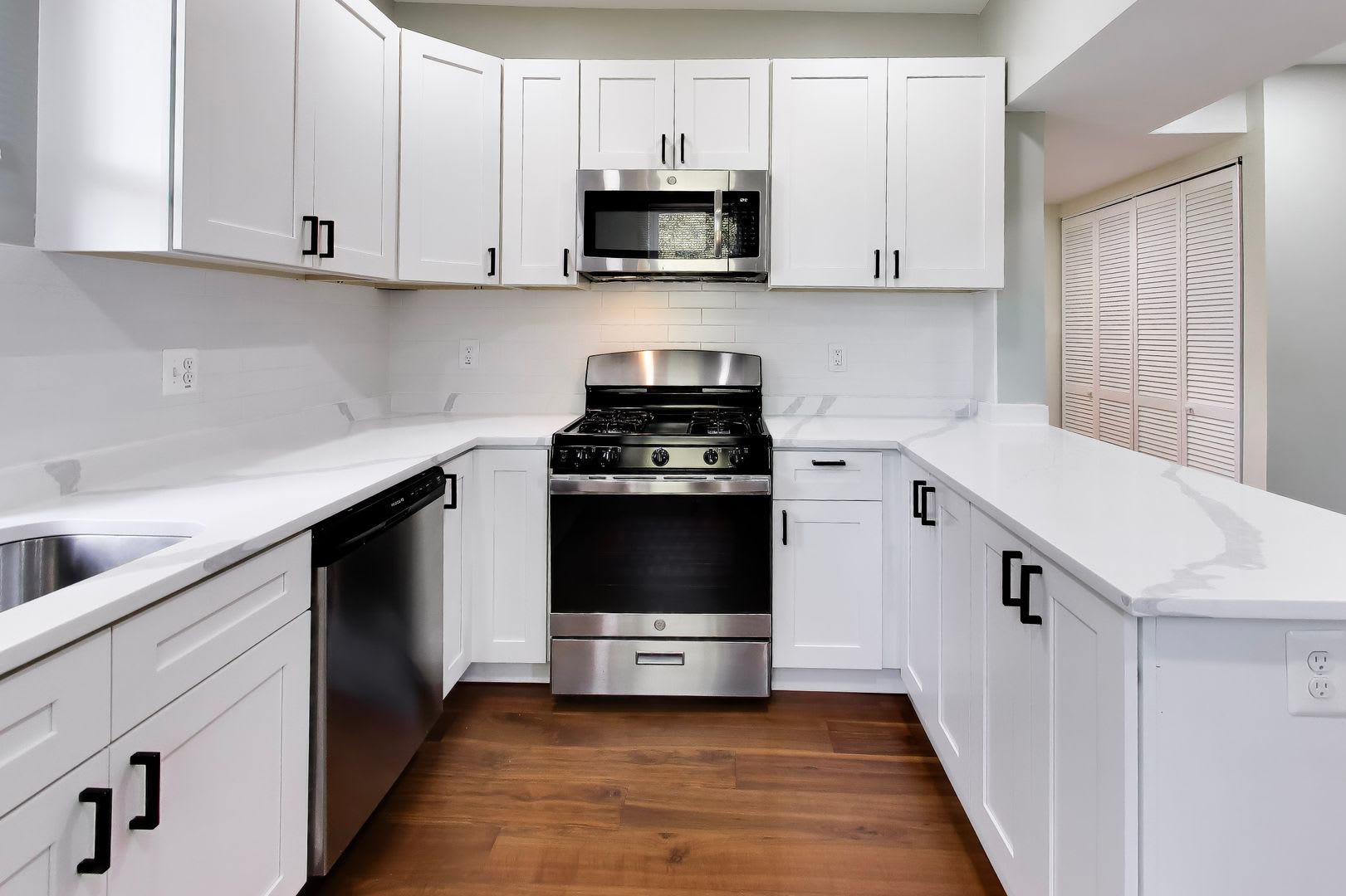 Beautiful- 3Bed/2Bath Townhome! – photo 3