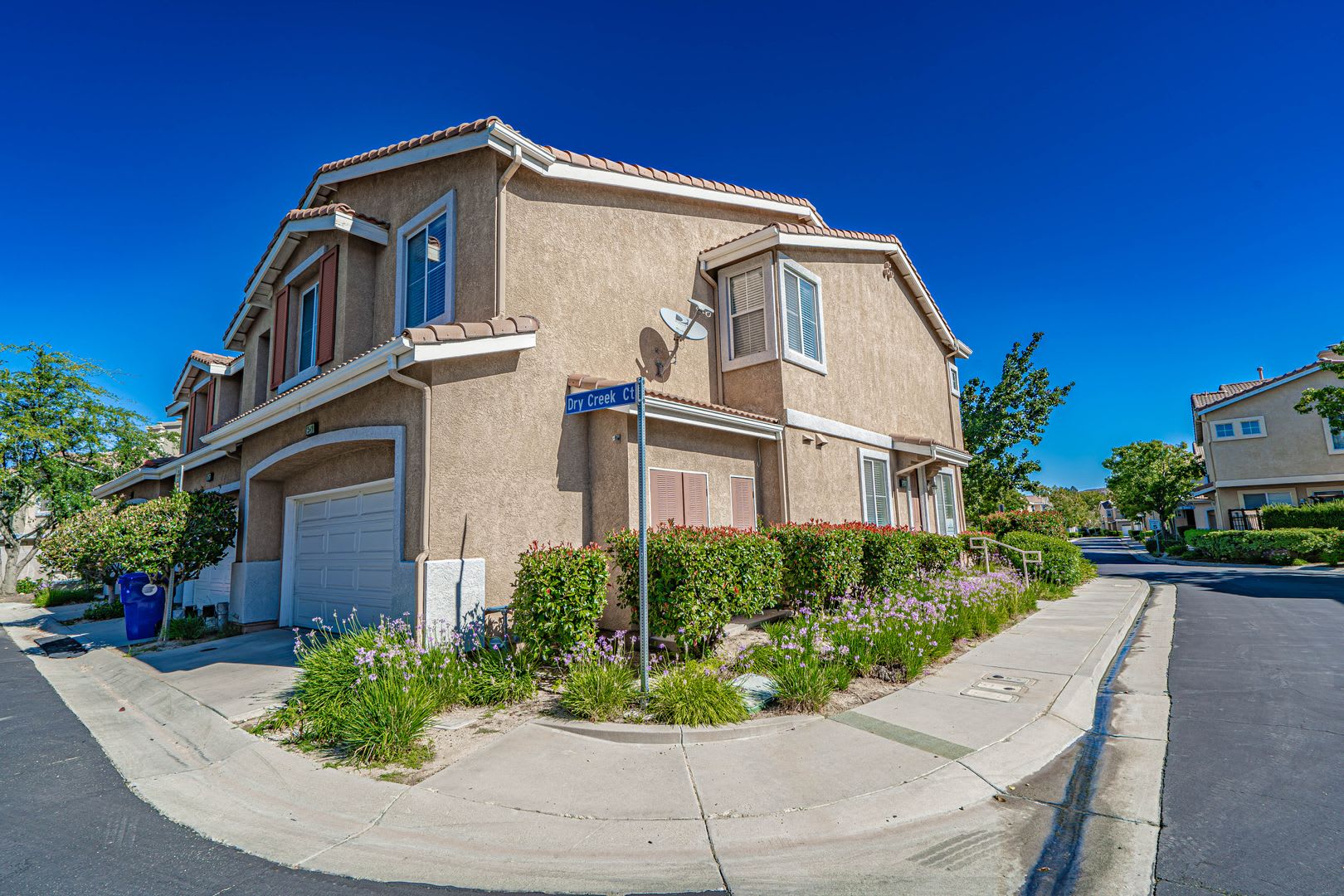 4 Bedroom Oaklane Townhome in Santa Clarita! – photo 2