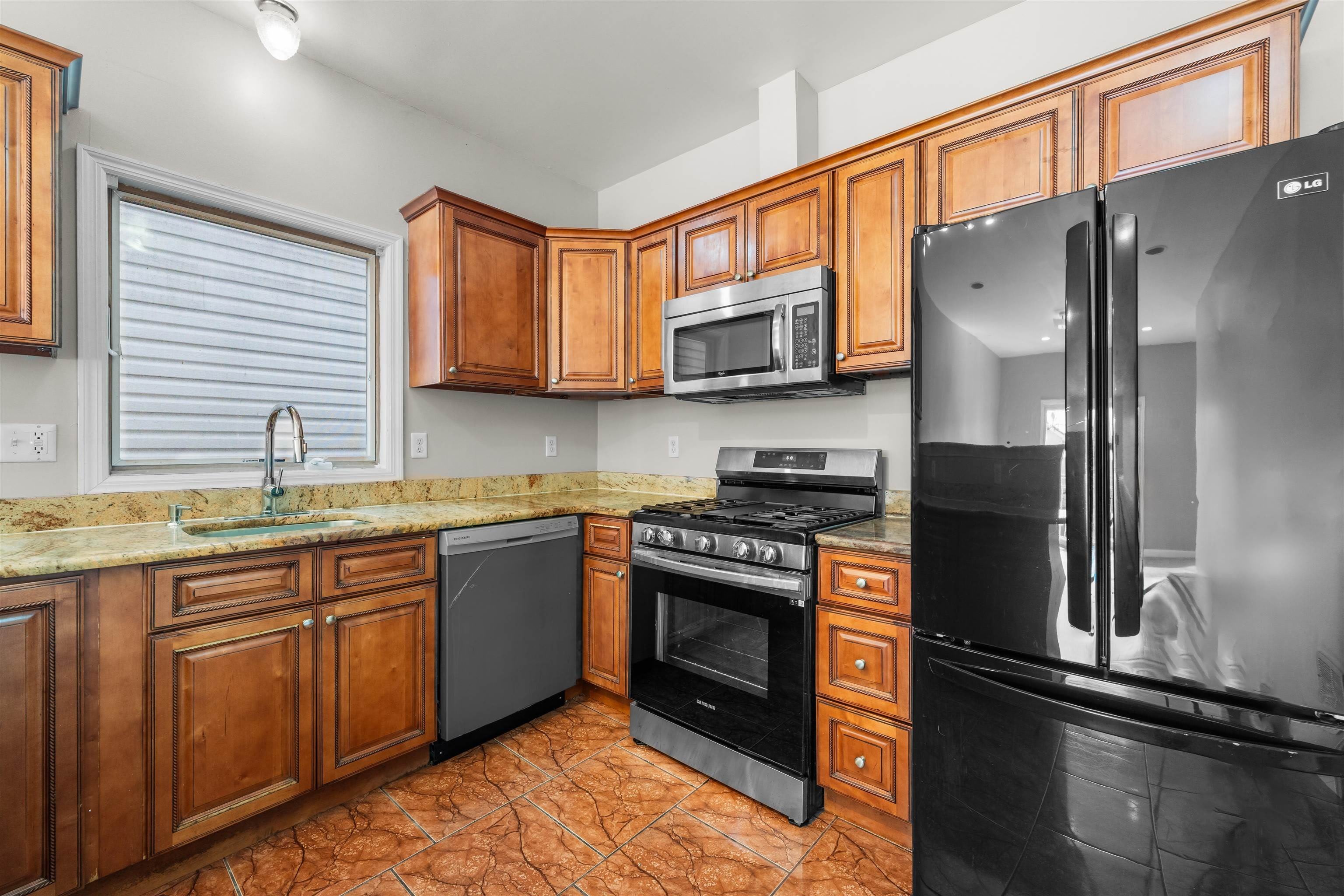 392 LIBERTY AVE – photo 3