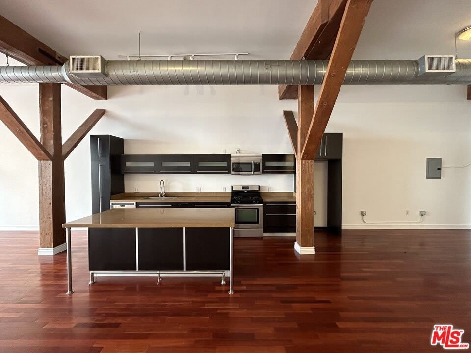 652 Mateo St – photo 3