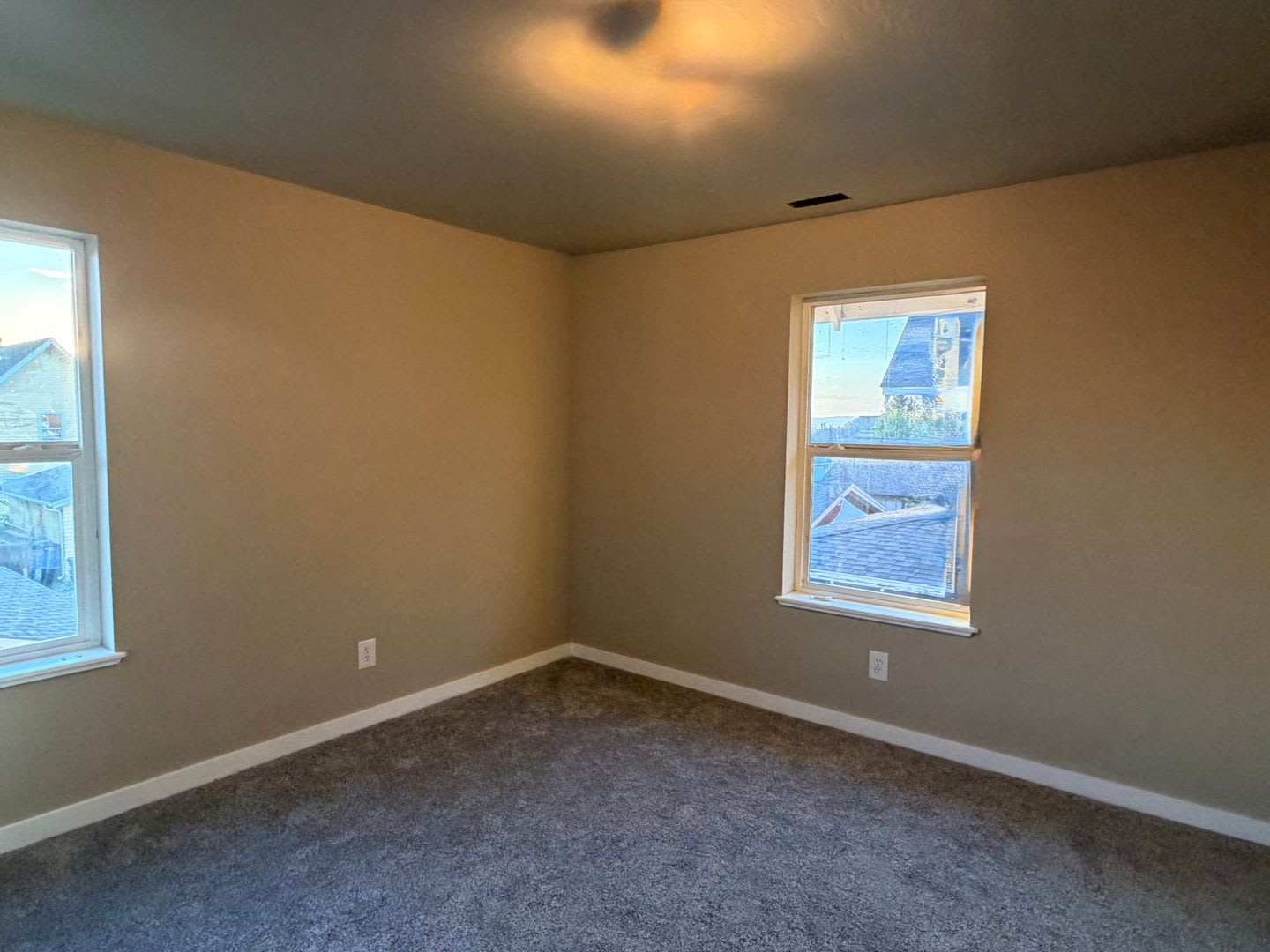 Beautiful uniquely designed home ready for new tenants! – photo 5