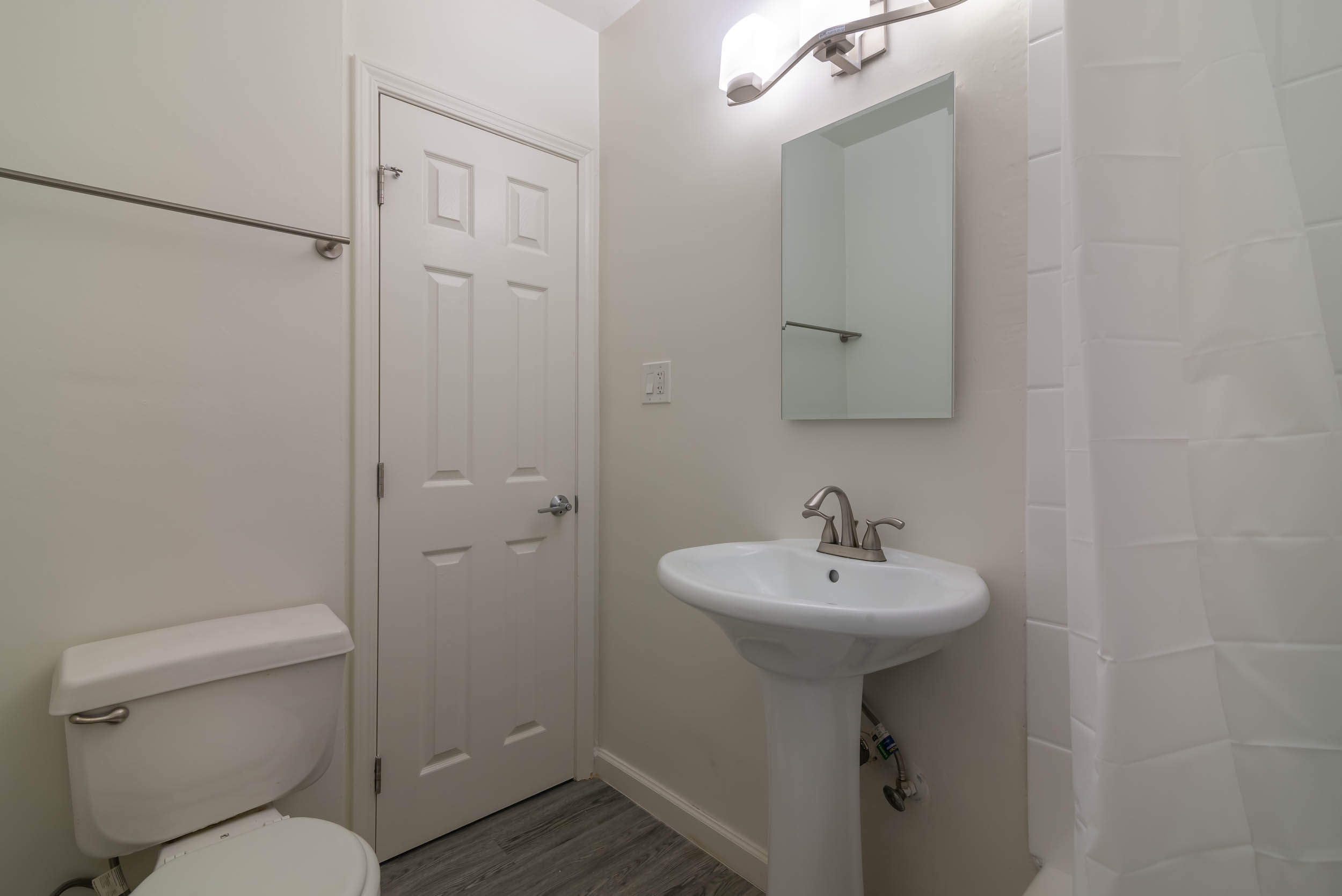 4854-4860 Hazeltine Apartments – photo 4