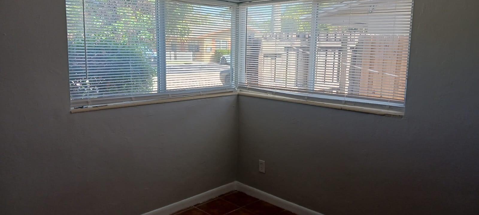 913 Sw 15th Terrace – photo 2