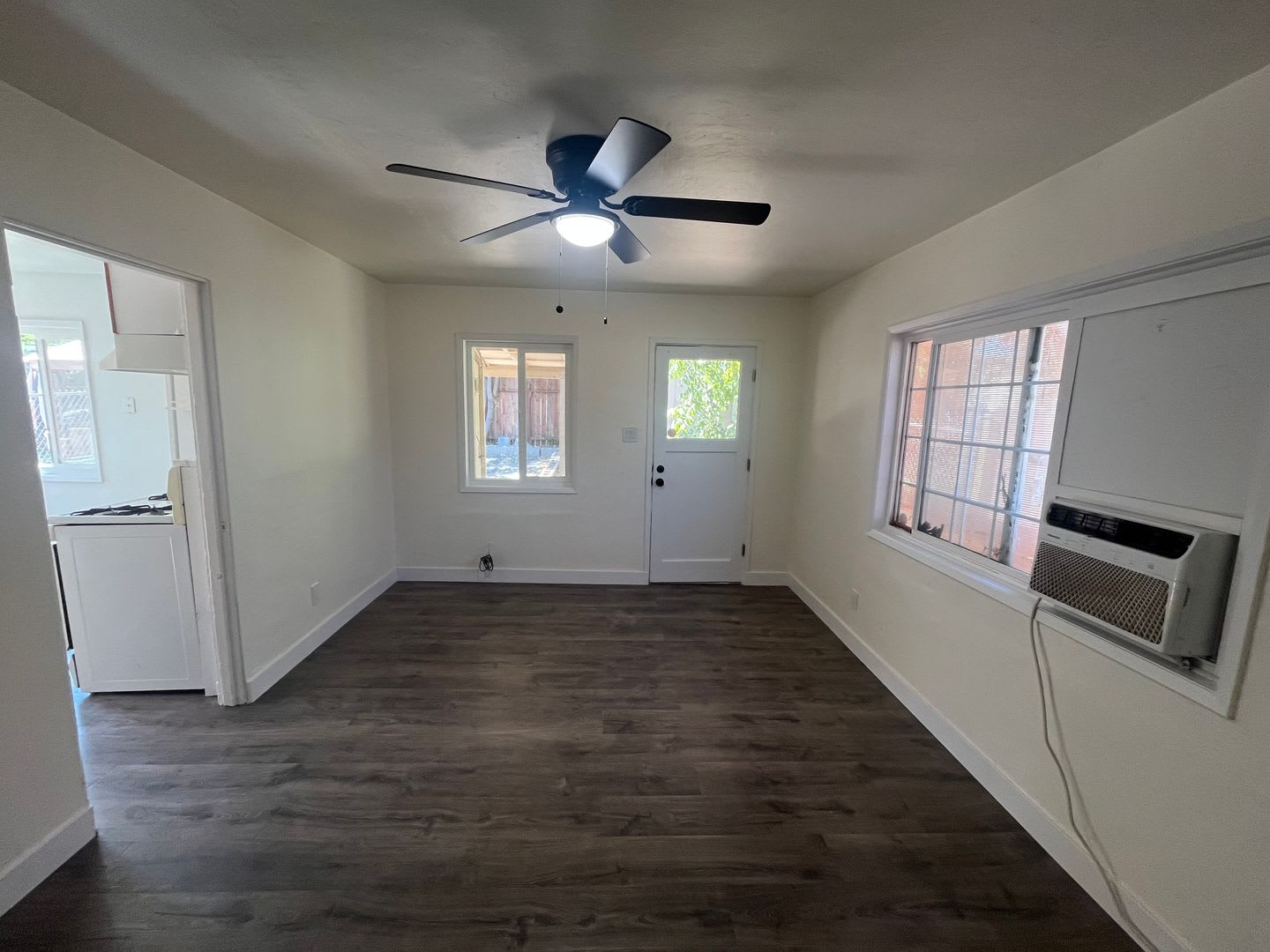 2 Bedroom, 1 Bathroom Roseville Cottage for Lease. – photo 5