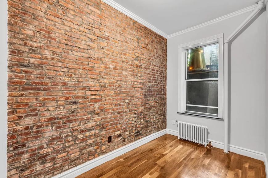 562 Hudson St – photo 2