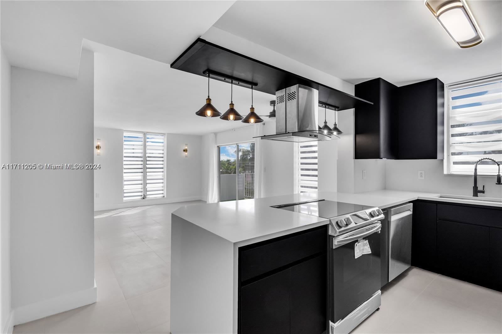 8305 Crespi Boulevard – photo 1