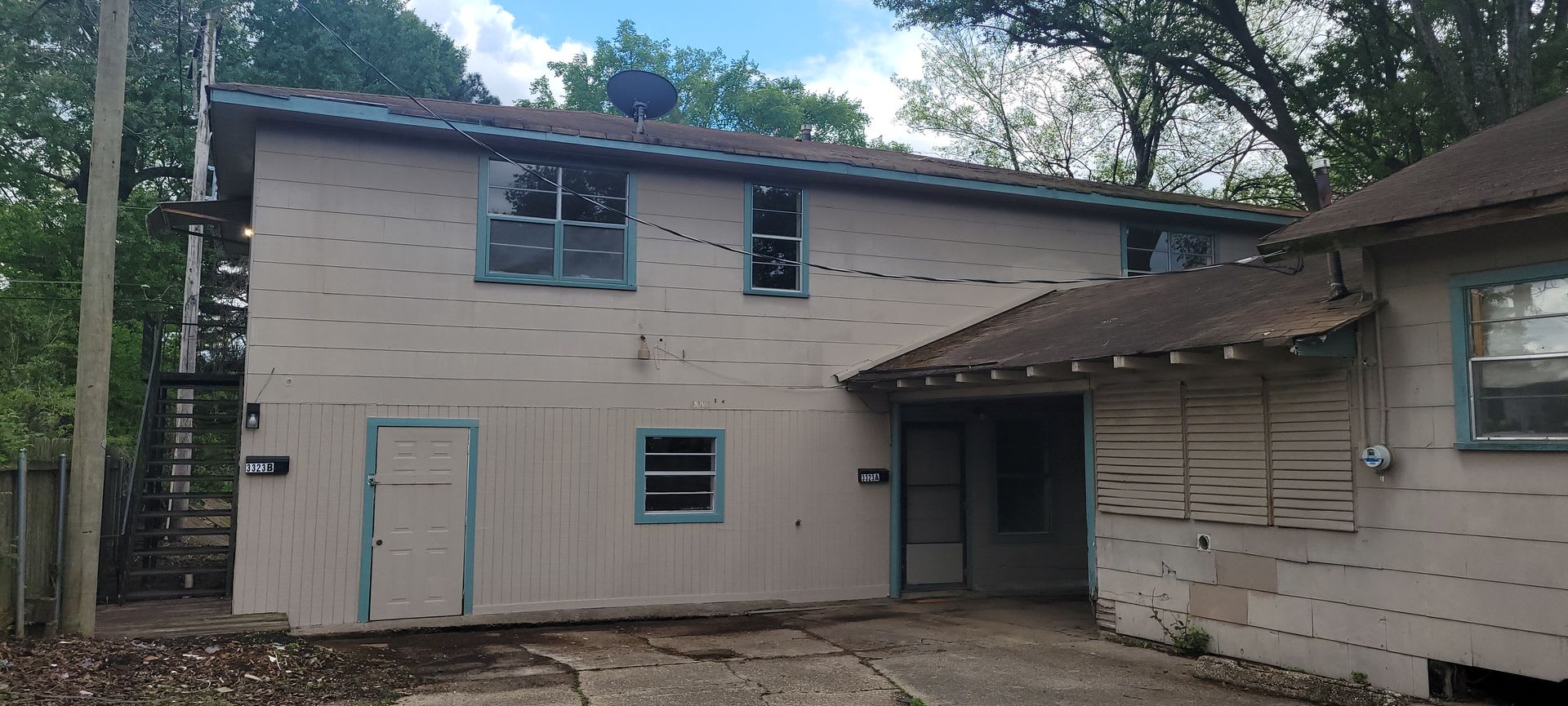 Huge 3 bedroom/1 bath upstairs apartment with Central Air& Heat, Water, Gas Range and Refrigerator! – photo 2