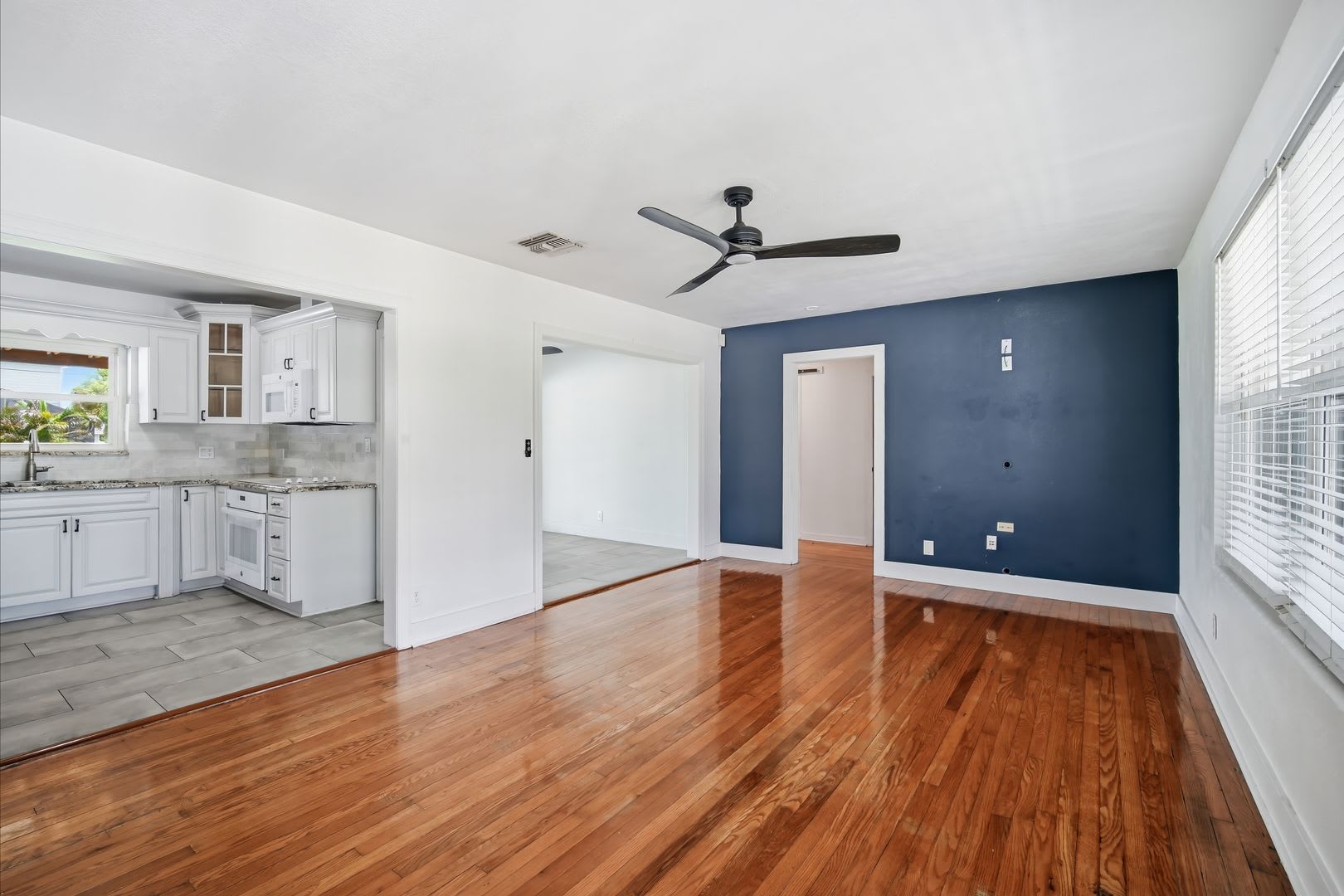 Beautiful S. Tampa 3BR/2BA remodeled home with covered parking in sought out school district. – photo 5