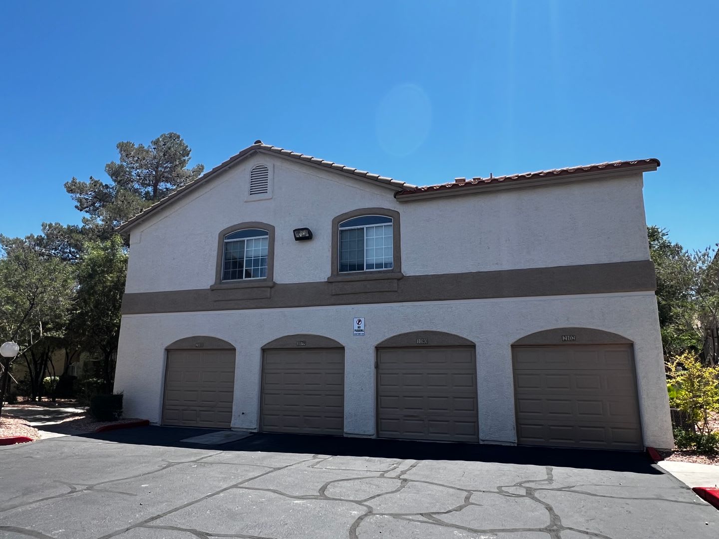 3 Bedroom Condo / One Car Garage / Gated with Community Pool – photo 1