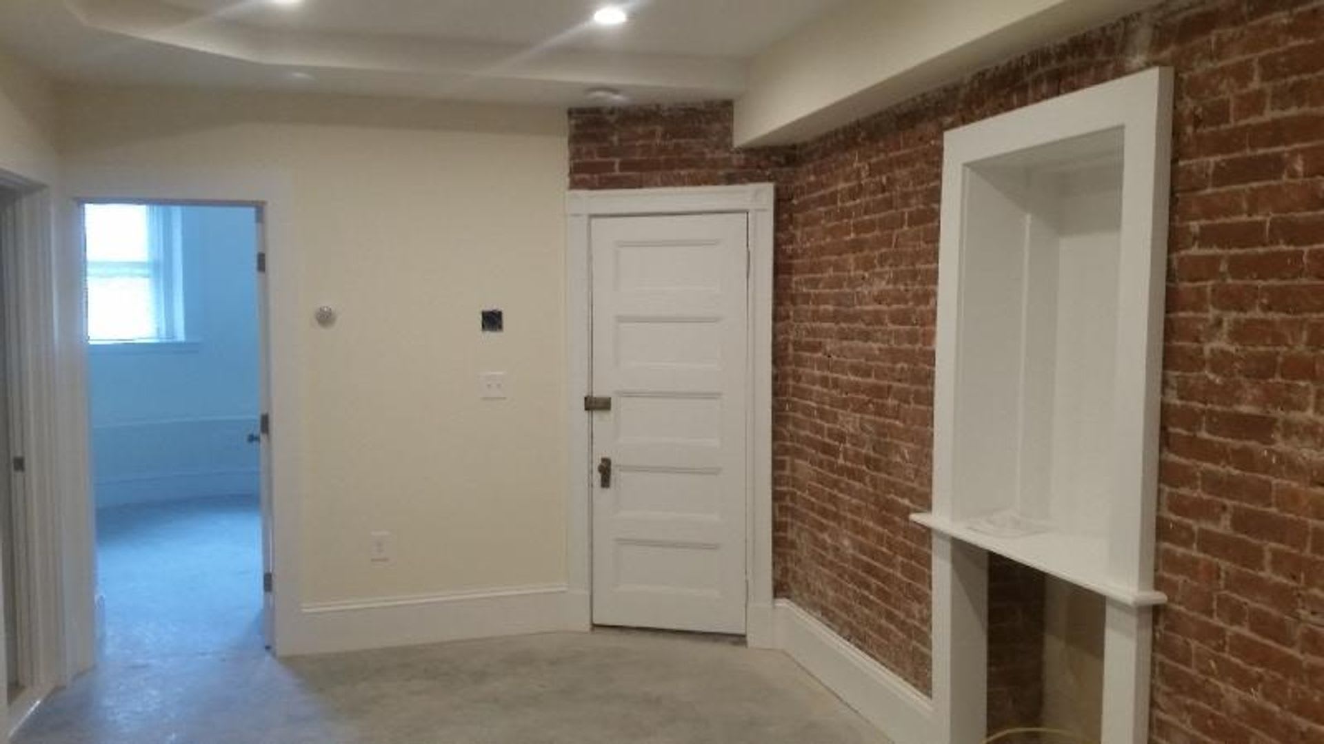Nicely updated ground level 1 bed with in-unit laundry near the Green Line. – photo 3