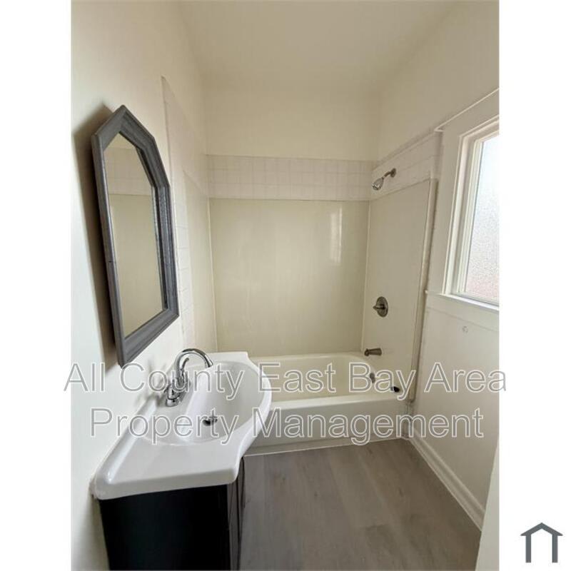 489 55Th St – photo 5