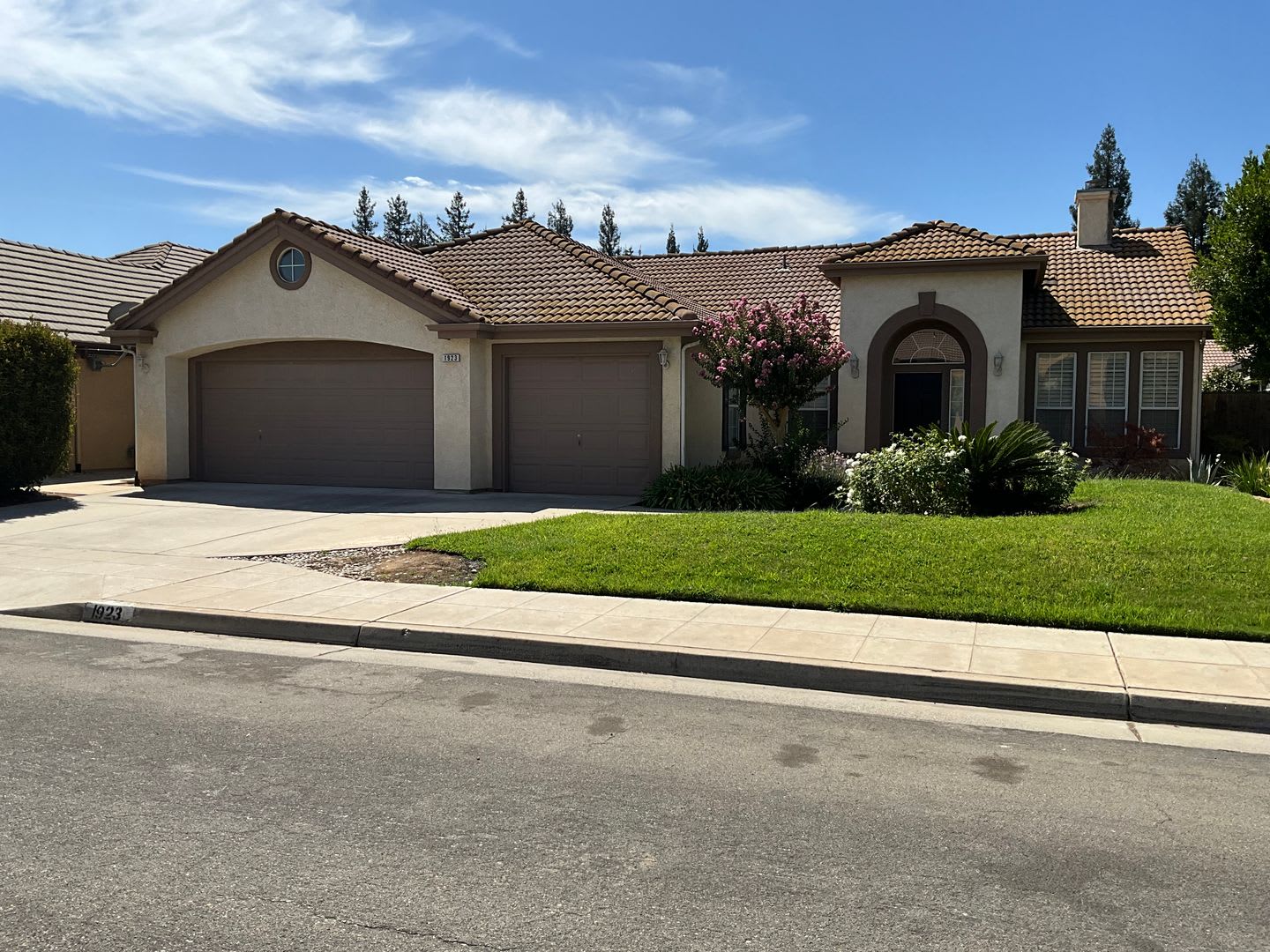 Beautiful 3 Bedroom 2 Bath home with bonus room in the Clovis North High area. – photo 1