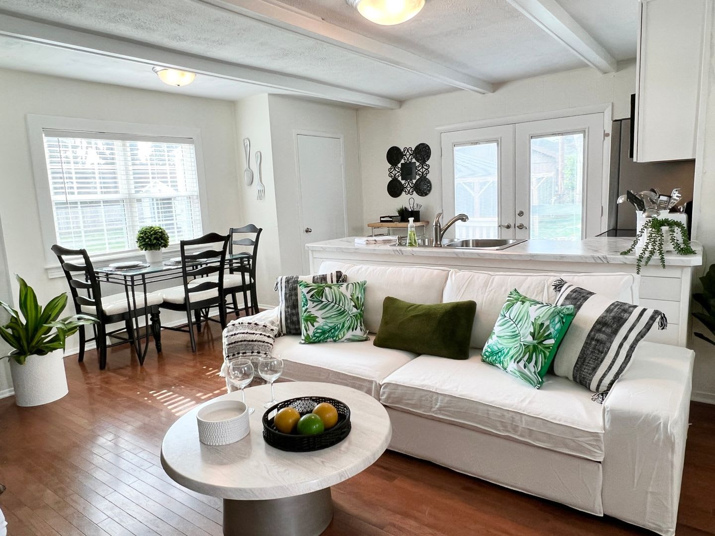 Sparkling Highlands 2 King 1.5 BA close to 264, hospitals, downtown – photo 1