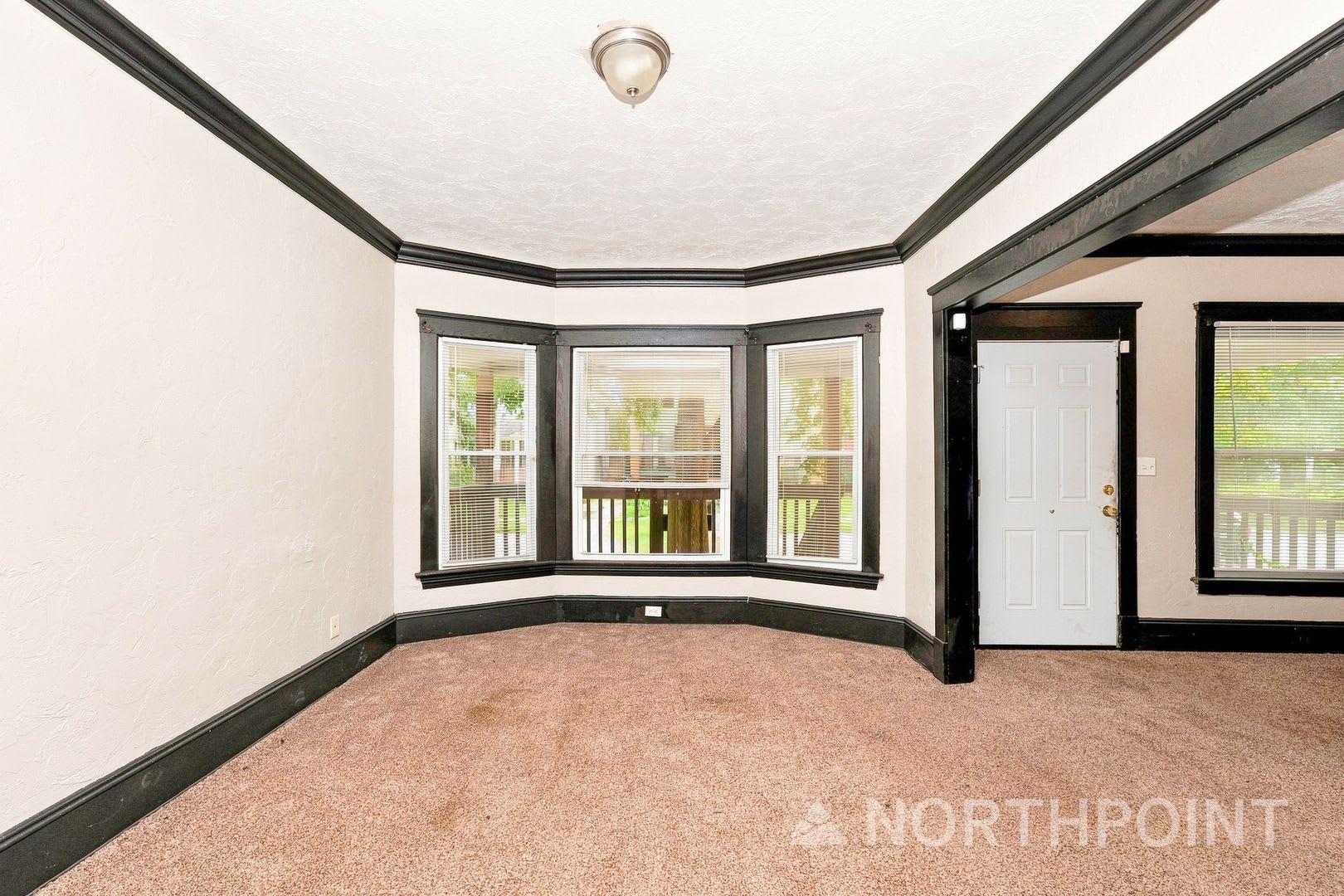 Single Family- 4 bedrooms- large front porch – photo 3