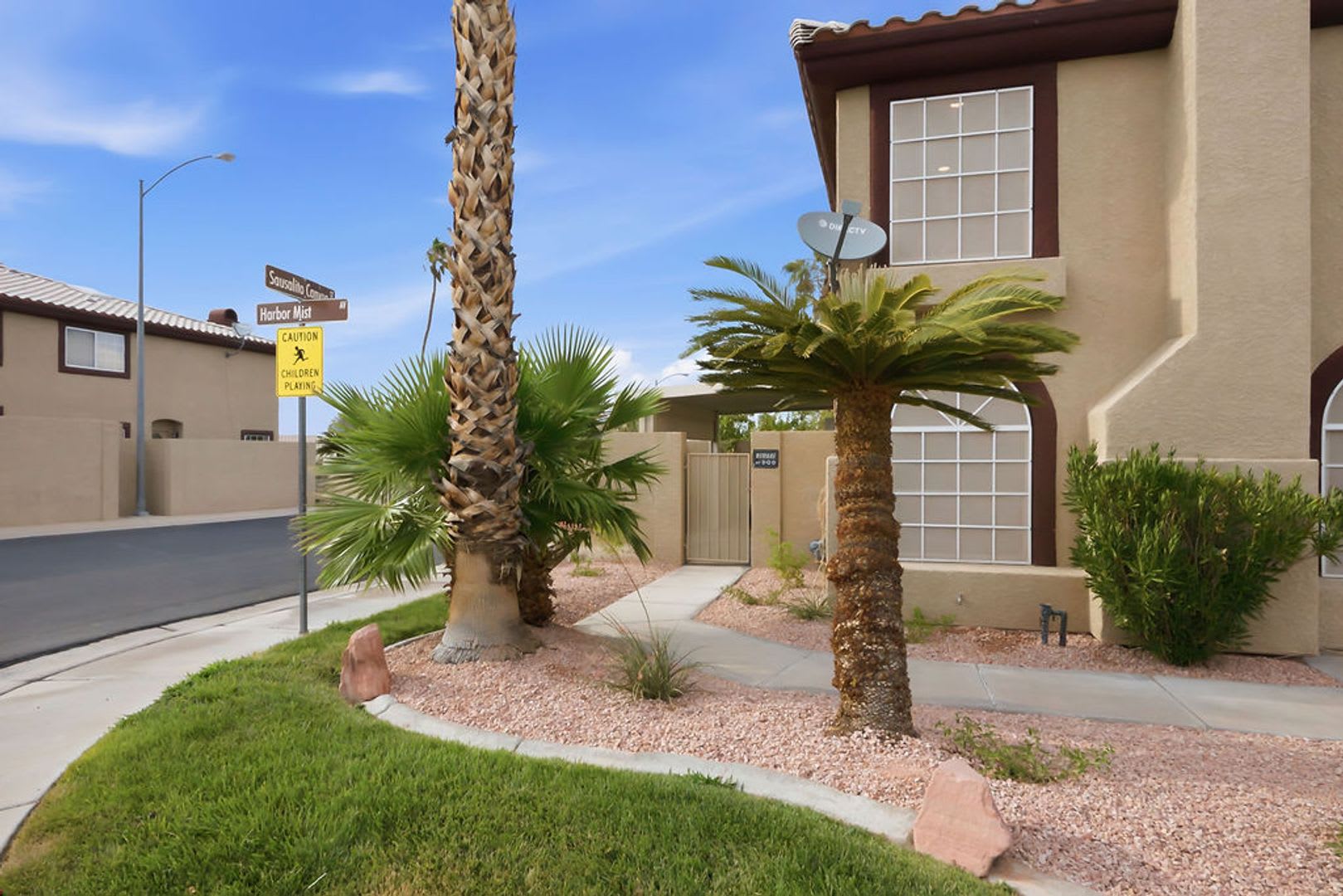 STUNNING REMODELED TOWNHOME — YOUR NEXT HOME JUST FOUND YOU! – photo 2