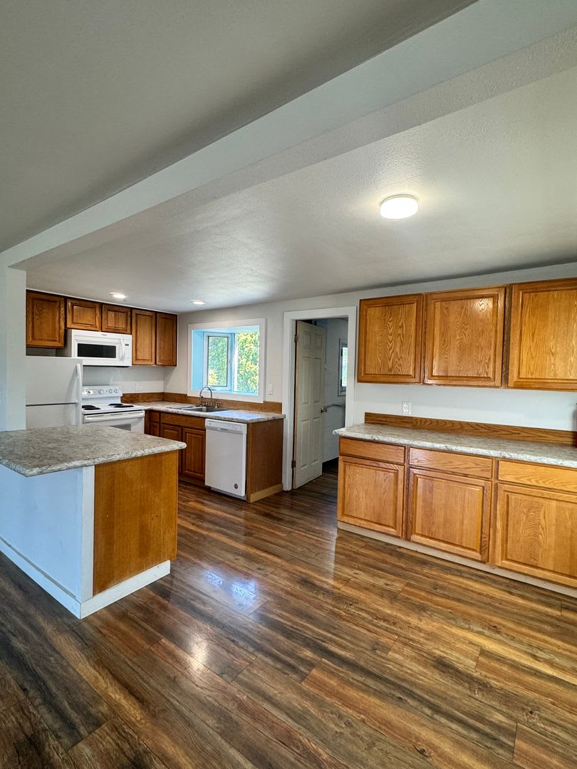 Occupied Do Not Disturb Tenants 3 Bedroom 1 Bathroom Remodeled Home W D Hookup Must See Inside – photo 2