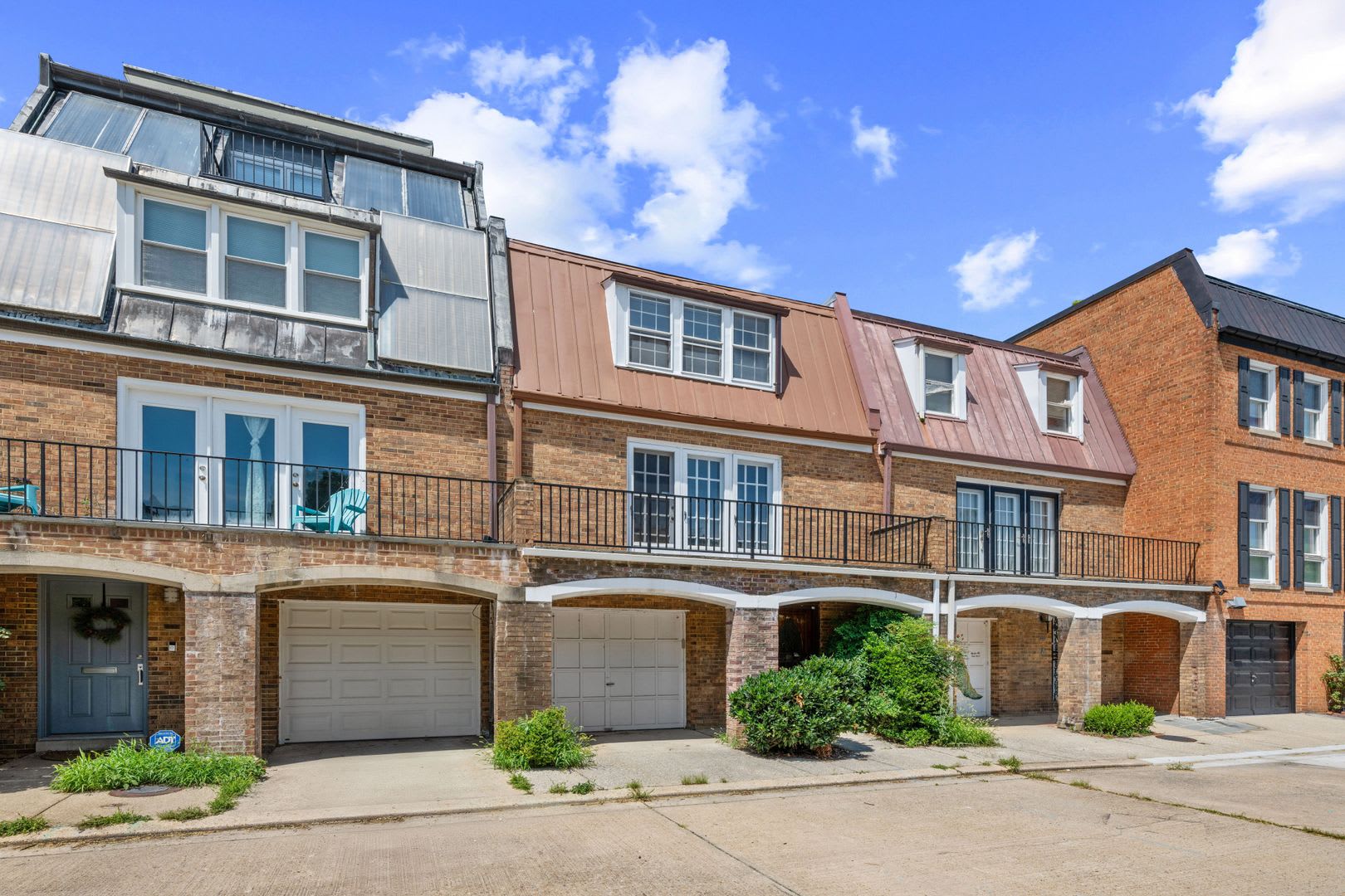 Renovated 3 Level Luxury Townhome With Private Garage Near The Wharf – photo 2