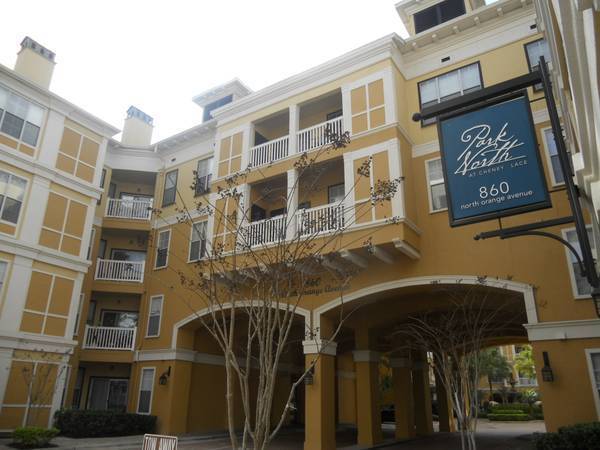 Beautiful large studio unit updated flooring, balcony with a pool view! – photo 1