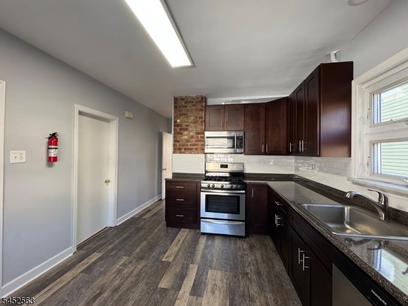 271 Davis Ave – photo 3