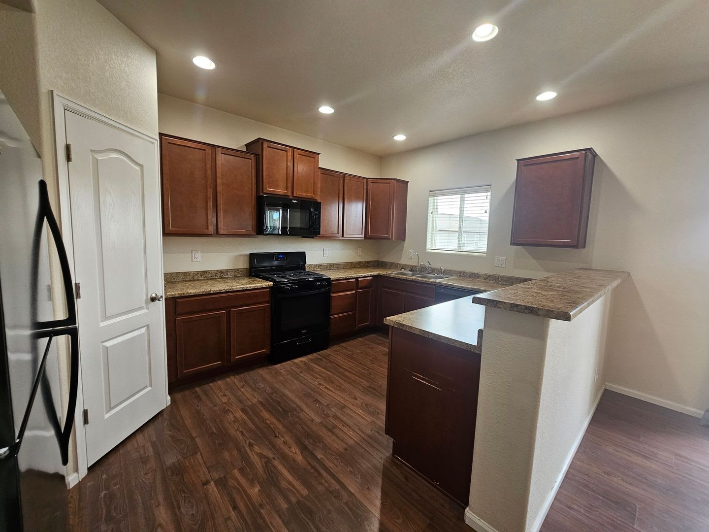 Well-maintained 3-bedroom, 3-bathroom in Lorson Ranch! – photo 5