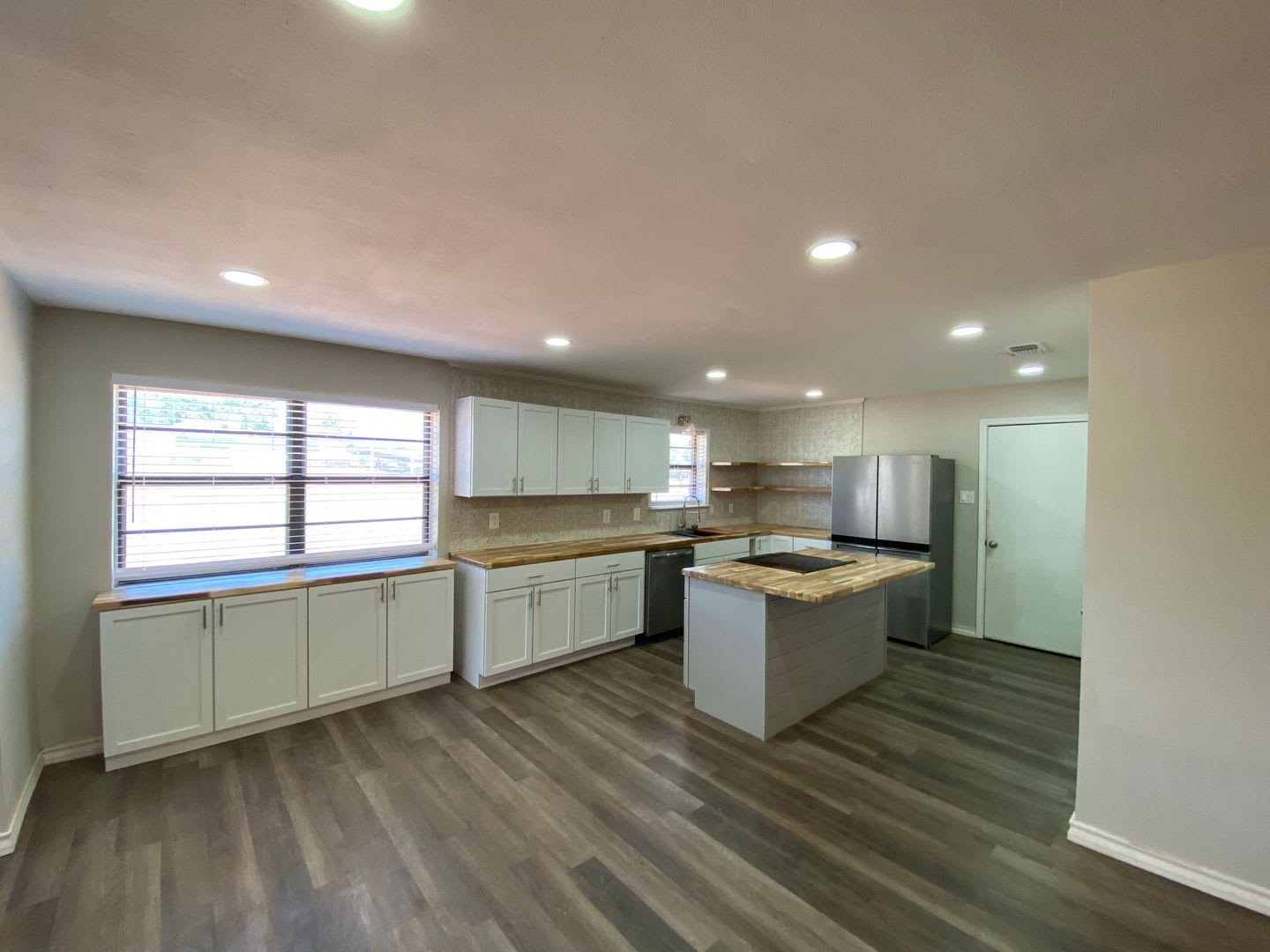 Spacious and Stunning Home with Solar Panels – Your Dream Property AWAITS! – photo 3