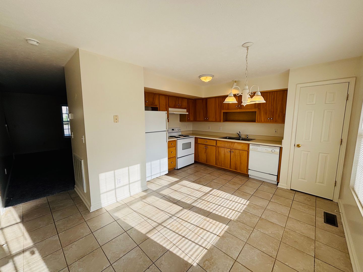 2 Bedroom, 2.5 Bath Townhouse – photo 4