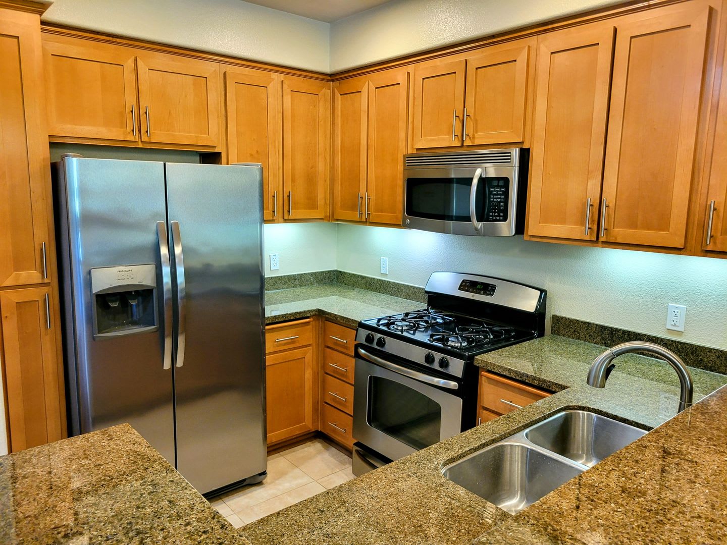 Stunning 2 Bed 2 Bath Penthouse Condo in Los Altos. Great Schools and Location! – photo 5