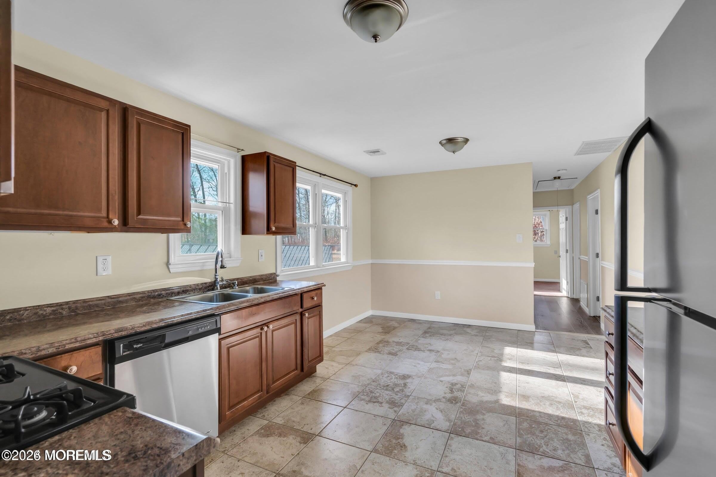 512 Lakehurst Road – photo 4